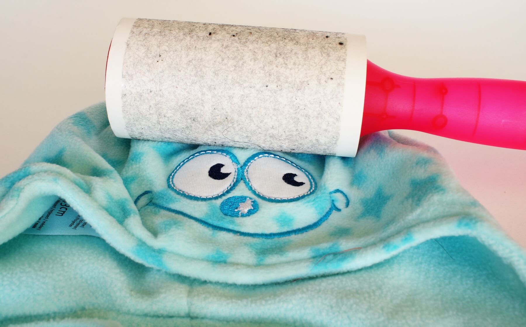 What is the best alternative to use as a lint roller, and how can